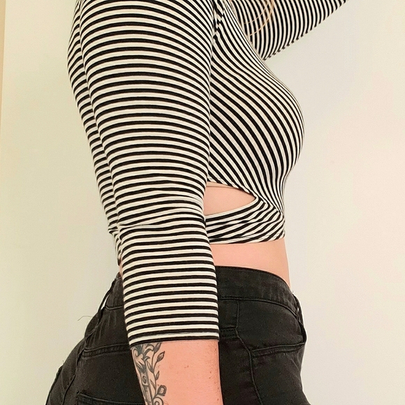 Striped Crop Top - Picture 2 of 3